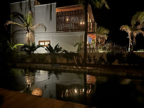 Imagem 3 de Casa com vista para o mar e piscina, com arquitetura que apresenta detalhes em palha e madeira, em Icaraizinho de Amontada